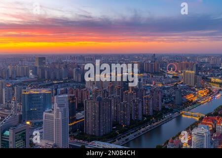 Sonnenuntergang an der Tianjin haihe-Flussküste bei Nacht Stockfoto