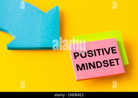 Positive Einstellung, geschrieben auf bunten Karten, schöner gelber Hintergrund, Konzept, Offenheit, neue Erfahrungen, Konzept von Kreativität, Offenheit und Sle Stockfoto
