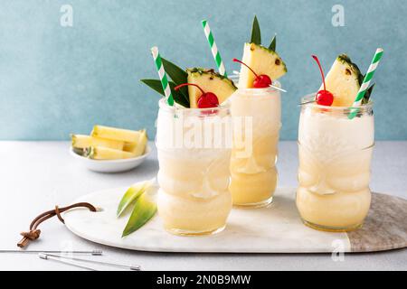 Tropischer Pina-Colada-Cocktail oder Mocktail in einem Tiki-Glas mit Ananas und Kirsche mit Kopierbereich Stockfoto