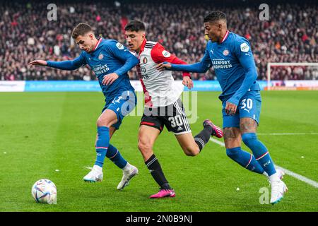 Rotterdam - Thorgan Hazard von PSV Eindhoven, Ezequiel Bullaude von Feyenoord, Patrick van Aanholt von PSV Eindhoven während des Spiels zwischen Feyenoord und PSV Eindhoven im Stadion Feijenoord De Kuip am 5. Februar 2023 in Rotterdam, Niederlande. (Box zu Box Pictures/Yannick Verhoeven) Stockfoto