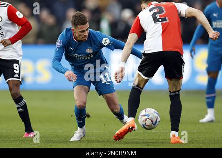 ROTTERDAM - (LR) Thorgan Hazard von PSV Eindhoven, Marcus Pedersen von Feyenoord während des niederländischen Premier-League-Spiels zwischen Feyenoord und PSV im Feyenoord-Stadion de Kuip am 5. Februar 2023 in Rotterdam, Niederlande. ANP MAURICE VAN STONE Stockfoto