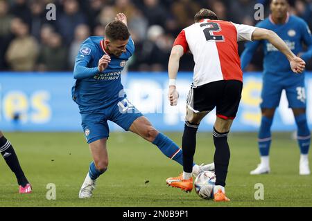 ROTTERDAM - (LR) Thorgan Hazard von PSV Eindhoven, Marcus Pedersen von Feyenoord während des niederländischen Premier-League-Spiels zwischen Feyenoord und PSV im Feyenoord-Stadion de Kuip am 5. Februar 2023 in Rotterdam, Niederlande. ANP MAURICE VAN STONE Stockfoto