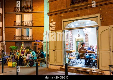 Toulouse, Frankreich - Crowd Young People, die Mahlzeiten im Freien, in der Altstadt, im Street Restaurant, auf der Terrasse, in Wohngebäuden, bei Nachtlicht, Stockfoto