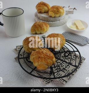 Hausgemachte Mini-Croissants auf einem Metalltablett serviert mit Käse Stockfoto