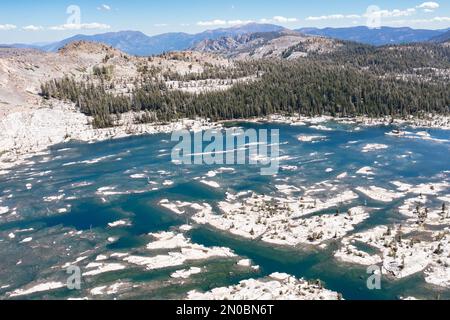 Der malerische Lake Aloha in der Desolation Wilderness ist ein staatlich geschütztes Wildnisgebiet westlich des Lake Tahoe, das sich über die Sierra Nevada erstreckt. Stockfoto