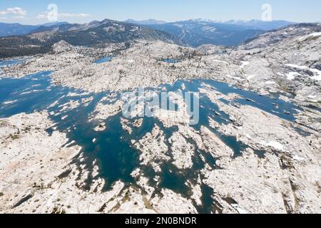 Der malerische Lake Aloha in der Desolation Wilderness ist ein staatlich geschütztes Wildnisgebiet westlich des Lake Tahoe, das sich über die Sierra Nevada erstreckt. Stockfoto