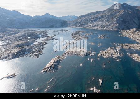 Der malerische Lake Aloha in der Desolation Wilderness ist ein staatlich geschütztes Wildnisgebiet westlich des Lake Tahoe, das sich über die Sierra Nevada erstreckt. Stockfoto