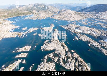 Der malerische Lake Aloha in der Desolation Wilderness ist ein staatlich geschütztes Wildnisgebiet westlich des Lake Tahoe, das sich über die Sierra Nevada erstreckt. Stockfoto