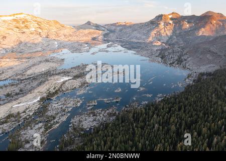 Der malerische Lake Aloha in der Desolation Wilderness ist ein staatlich geschütztes Wildnisgebiet westlich des Lake Tahoe, das sich über die Sierra Nevada erstreckt. Stockfoto