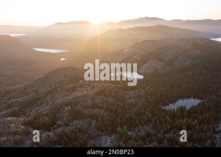 Sonnenaufgang beleuchtet die Desolation Wilderness, ein staatlich geschütztes Wildnisgebiet westlich des Lake Tahoe, das sich über die Sierra Nevada erstreckt. Stockfoto