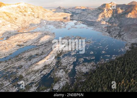 Der malerische Lake Aloha in der Desolation Wilderness ist ein staatlich geschütztes Wildnisgebiet westlich des Lake Tahoe, das sich über die Sierra Nevada erstreckt. Stockfoto