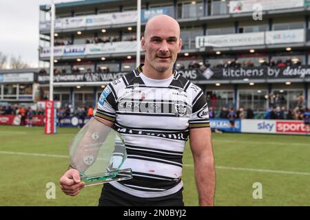 Danny Houghton #9 vom Hull FC erhält die David Topliss Memorial Trophäe während des Rugby League Pre Season Spiels Wakefield Trinity vs Hull FC im Be Well Support Stadium, Wakefield, Großbritannien, 5. Februar 2023 (Foto von Mark Cosgrove/News Images) Stockfoto