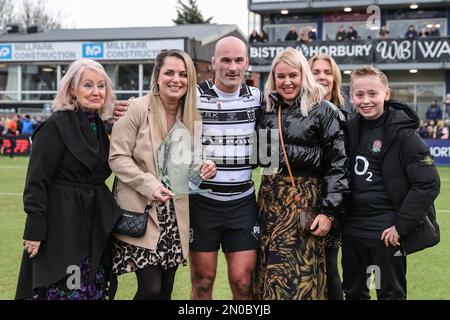 Danny Houghton #9 vom Hull FC erhält die David Topliss Memorial Trophäe von der Topliss-Familie während des Rugby League-Vorsaison-Spiels Wakefield Trinity vs Hull FC im Be Well Support Stadium, Wakefield, Großbritannien, 5. Februar 2023 (Foto von Mark Cosgrove/News Images) Stockfoto