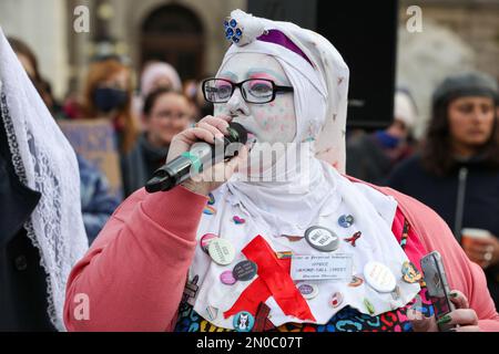 Glasgow, Großbritannien. 5. Februar 2023. Mehrere hundert Menschen kamen am George Square in Glasgow zum Protest gegen die Aushöhlung der Frauenrechte und gegen das von der schottischen Regierung verabschiedete Gesetz zur Anerkennung der Geschlechter, das es Männern ermöglicht, sich selbst als Frau zu identifizieren. Gleichzeitig gab es auch eine Gegendemonstration der Pro-Trans-Gruppen, auch auf dem George Square. Die beiden Gruppen wurden von einer überwachten „No-Go-Zone“ getrennt. Die Bilder zeigen Pro-Transgender-Aktivisten bei der Demonstration. Kredit: Findlay/Alamy Live News Stockfoto