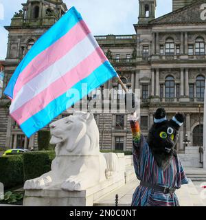 Glasgow, Großbritannien. 5. Februar 2023. Mehrere hundert Menschen kamen am George Square in Glasgow zum Protest gegen die Aushöhlung der Frauenrechte und gegen das von der schottischen Regierung verabschiedete Gesetz zur Anerkennung der Geschlechter, das es Männern ermöglicht, sich selbst als Frau zu identifizieren. Gleichzeitig gab es auch eine Gegendemonstration der Pro-Trans-Gruppen, auch auf dem George Square. Die beiden Gruppen wurden von einer überwachten „No-Go-Zone“ getrennt. Die Bilder zeigen Pro-Transgender-Aktivisten bei der Demonstration. Kredit: Findlay/Alamy Live News Stockfoto