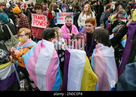 Glasgow, Großbritannien. 5. Februar 2023. Mehrere hundert Menschen kamen am George Square in Glasgow zum Protest gegen die Aushöhlung der Frauenrechte und gegen das von der schottischen Regierung verabschiedete Gesetz zur Anerkennung der Geschlechter, das es Männern ermöglicht, sich selbst als Frau zu identifizieren. Gleichzeitig gab es auch eine Gegendemonstration der Pro-Trans-Gruppen, auch auf dem George Square. Die beiden Gruppen wurden von einer überwachten „No-Go-Zone“ getrennt. Die Bilder zeigen Pro-Transgender-Aktivisten bei der Demonstration. Kredit: Findlay/Alamy Live News Stockfoto