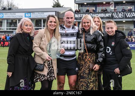 Wakefield, Großbritannien. 05. Februar 2023. Danny Houghton #9 vom Hull FC erhält die David Topliss Memorial Trophäe von der Topliss Familie während des Rugby League Pre Season Match Wakefield Trinity vs Hull FC im Be Well Support Stadium, Wakefield, Großbritannien, 5. Februar 2023 (Foto von Mark Cosgrove/News Images) in Wakefield, Vereinigtes Königreich am 2/5/2023. (Foto: Mark Cosgrove/News Images/Sipa USA) Guthaben: SIPA USA/Alamy Live News Stockfoto