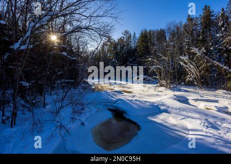 Sonnenaufgang am East Fork des Chippewa River im Norden von Wisconsin. Stockfoto