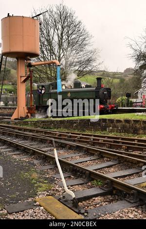 GWR 6400 Klasse Koffer Tank Nr. 6430 neben dem Wasserturm am Buckfastleigh Bahnhof der South Devon Railway. Stockfoto