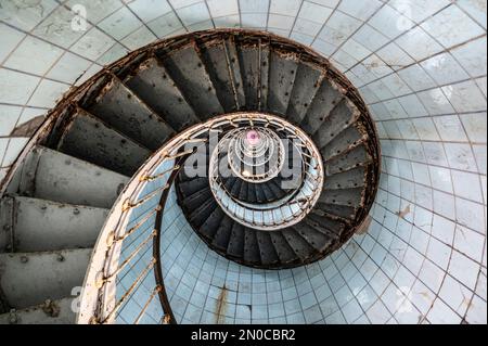 Die Treppe zum Leuchtturm Phare de la Coubre, der fünfthöchste von Frankreich und der höchste des Departements Charente-Maritime Stockfoto