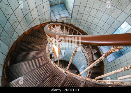 Die Treppe zum Leuchtturm Phare de la Coubre, der fünfthöchste von Frankreich und der höchste des Departements Charente-Maritime Stockfoto