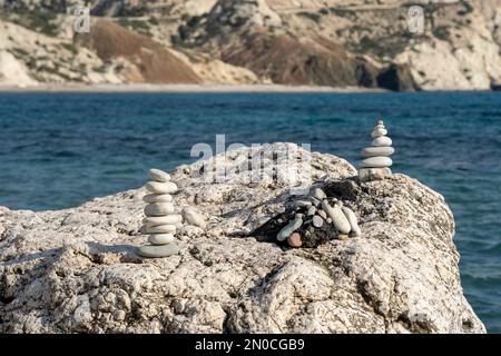 Die Steine der Pyramide auf dem Hintergrund des Mittelmeers. Seashore Hintergrund mit steinernen Turm. Turm von Felsen am Strand. Kleine Zen aus dem Haufen von Steinen auf r Stockfoto