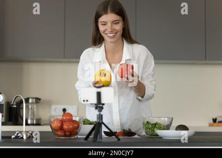 Fröhliche gesunde Lebensweise Blogger Aufnahme Video Rezept Stockfoto