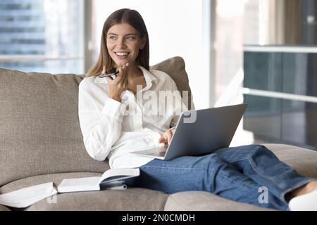 Glückliche freiberufliche Geschäftsfrau, die von zu Hause aus arbeitet Stockfoto