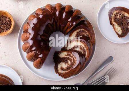 Schokoladenkuchen aus Marmor oder Zebrakuchen mit Schokoladenglasur und Blick über den Kopf Stockfoto