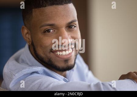Ein glücklicher, attraktiver Afrikaner Stockfoto