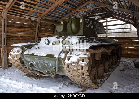 REGION LENINGRAD, RUSSLAND - 05. FEBRUAR 2023: Sowjetischer Schwertank KV-1. Military Historical Park „Steel Landing“, Krasnoe Selo. Russland Stockfoto
