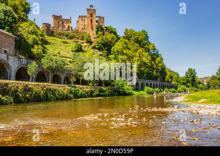 Laguépie, ein Dorf am Ufer der Flüsse Viaur und Aveyron, mit der Burg Château Saint-Martin-Laguépie, die das Viaur-Tal dominiert, Occitanie, Stockfoto