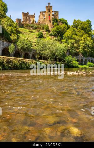 Laguépie, ein Dorf am Ufer der Flüsse Viaur und Aveyron, mit der Burg Château Saint-Martin-Laguépie, die das Viaur-Tal dominiert, Occitanie, Stockfoto