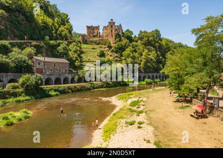 Laguépie, ein Dorf am Ufer der Flüsse Viaur und Aveyron, mit der Burg Château Saint-Martin-Laguépie, die das Viaur-Tal dominiert, Occitanie, Stockfoto