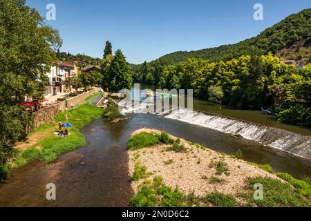 Laguépie, ein Dorf am Ufer des Flusses Viaur und Aveyron, mit Schwimmen in der Viaur im Sommer Stockfoto