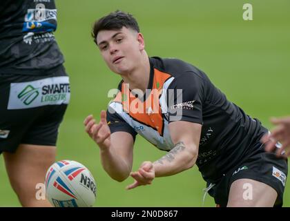 Castleford, Großbritannien. 05. Februar 2023. Cain Robb von Castleford Tigers Nathan Massey Testimonial, Castleford Tigers gegen Huddersfield Giants im MEND-A-Hose Jungle, Castleford West Yorkshire, Großbritannien am 5. Februar 2023 Fotokredit Craig Cresswell Fotografie Credit: Craig Cresswell/Alamy Live News Credit: Craig Cresswell/Alamy Live News Stockfoto