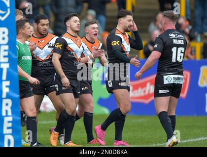 Castleford, Großbritannien. 05. Februar 2023. Catleford Tigers feiert einen Versuch Nathan Massey Testimonial, Castleford Tigers gegen Huddersfield Giants im mend-A-Hose Jungle, Castleford West Yorkshire, Großbritannien, am 5. Februar 2023 Fotokredit Craig Cresswell Fotografie Credit: Craig Cresswell/Alamy Live News Credit: Craig Cresswell/Alamy Live News Stockfoto