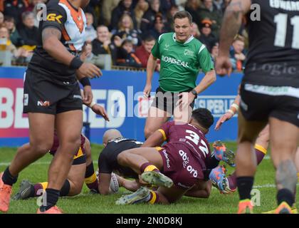 Castleford, Großbritannien. 05. Februar 2023. Paul McShane von Castleford Tigers erzielt Castleford 2. TRY Nathan Massey Testimonial, Castleford Tigers gegen Huddersfield Giants im mend-A-Hose Jungle, Castleford West Yorkshire, Großbritannien am 5. Februar 2023 Photo Credit Craig Cresswell Photography Credit: Craig Cresswell/Alamy Live News: Craig Cresswell Live News/Craamy Live News Stockfoto