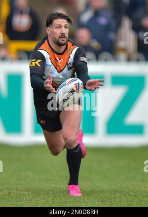 Castleford, Großbritannien. 05. Februar 2023. Nathan Massey Testimonial, Castleford Tigers gegen Huddersfield Giants im MEND-A-Hose Jungle, Castleford West Yorkshire, Großbritannien, am 5. Februar 2023 Fotokredit Craig Cresswell Photography Credit: Craig Cresswell/Alamy Live News Credit: Craig Cresswell/Alamy Live News Stockfoto