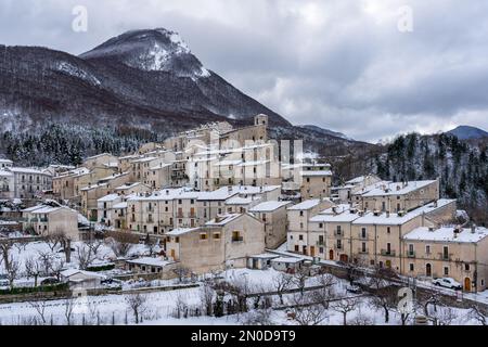 Das wunderschöne Dorf Civitella Alfedena im Winter. Abruzzen, Italien. Stockfoto