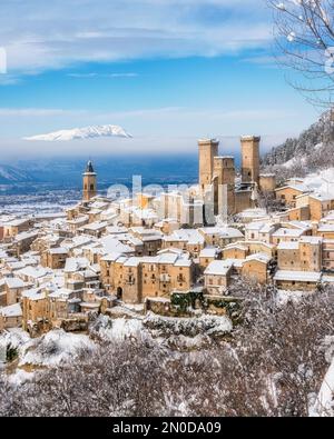 Panoramablick auf Pacentro abgedeckt im Schnee im Winter. Abruzzen, Italien. Stockfoto