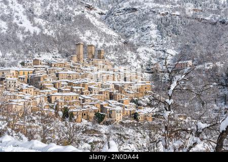 Panoramablick auf Pacentro abgedeckt im Schnee im Winter. Abruzzen, Italien. Stockfoto