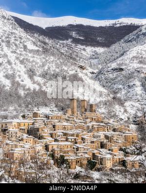 Panoramablick auf Pacentro abgedeckt im Schnee im Winter. Abruzzen, Italien. Stockfoto