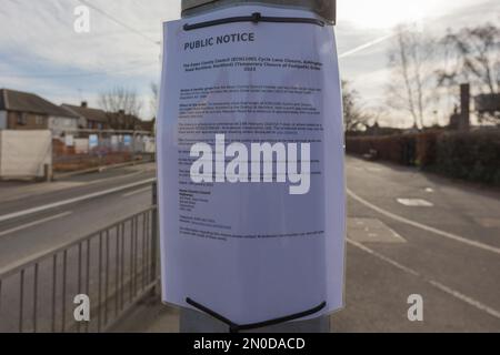 Rochford, Großbritannien. Februar 2023. Demonstranten von Save Holt Farm Oak Tree protestieren, um eine 100 Jahre alte Eiche zu retten. Der Baum wird voraussichtlich bis April 2023 gefällt. Penelope Barritt/Alamy Live News Stockfoto