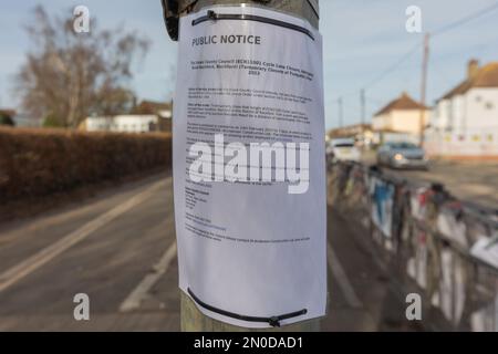 Rochford, Großbritannien. 5. Februar 2023. Demonstranten von Save holt Farm Oak Tree haben ihr Baumlager aus dem Eichenbaum entfernt, auf richterlichen Befehl von Bloor Homes Baufirma. Der Auftrag tritt am 6. Februar 2023 in Kraft und besagt, dass Bloor Homes oder seine Auftragnehmer nicht absichtlich behindert werden dürfen. Die Gruppe hat nun ein kleines Lager gegenüber dem Baum aufgebaut. Die 100 Jahre alte Eiche wird voraussichtlich jederzeit bis zum 16. April 2023 gefällt. Penelope Barritt/Alamy Live News Stockfoto