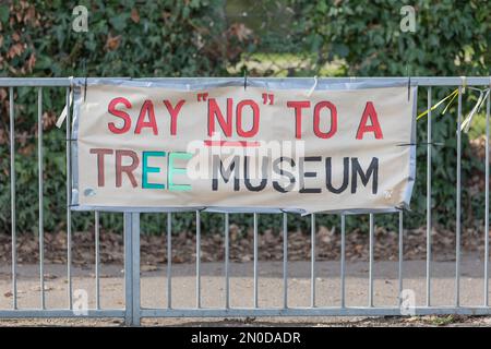 Rochford, Großbritannien. Februar 2023. Ein Protestbanner mit der Aufschrift „Sag ‘Nein’ zu einem Baummuseum“ an einem Metallzaun in Rochford, Essex. Das Banner verwendet mehrfarbigen Text und ist vor einem Hintergrund aus Grün und getrockneten Blättern angesiedelt, was den Umweltaktivismus und den lokalen Widerstand gegen kuratierte Landnutzung widerspiegelt. Demonstranten von Save Holt Farm Oak Tree protestieren, um eine 100 Jahre alte Eiche zu retten. Der Baum wird voraussichtlich bis April 2023 gefällt. Penelope Barritt/Alamy Live News Stockfoto