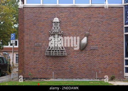 Bremerhaven, Deutschland - 21. Oktober 2018: Bremer Bake und Schluessel Tonne Skulptur von 1790 an der Backsteinwand des Wahrzeichens des Fernsehturms. Stockfoto