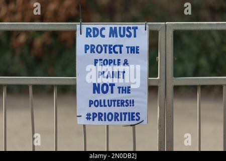 Rochford, Großbritannien. Februar 2023. Ein Protestschild an einem Metallzaun in Rochford lautet: „RDC MUSS DIE MENSCHEN und DEN PLANETEN SCHÜTZEN, NICHT DIE VERSCHMUTZER!!! #PRIORITÄTEN”, in dem die Verantwortung des gemeinderates für Umwelt und öffentliche Gesundheit gefordert wird. Demonstranten von Save Holt Farm Oak Tree protestieren, um eine 100 Jahre alte Eiche zu retten. Der Baum wird voraussichtlich bis April 2023 gefällt. Penelope Barritt/Alamy Live News Stockfoto