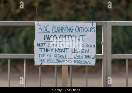 Rochford, Großbritannien. Februar 2023. Handgeschriebenes Protestzeichen am Metallzaun in Rochford. Sign beschuldigt die RDC-Planungsoffiziere der Inkompetenz und der Ignorierung der Bewohner. Betont die Unzufriedenheit vor Ort mit Planungsentscheidungen. Demonstranten von Save Holt Farm Oak Tree protestieren, um eine 100 Jahre alte Eiche zu retten. Der Baum wird voraussichtlich bis April 2023 gefällt. Penelope Barritt/Alamy Live News Stockfoto