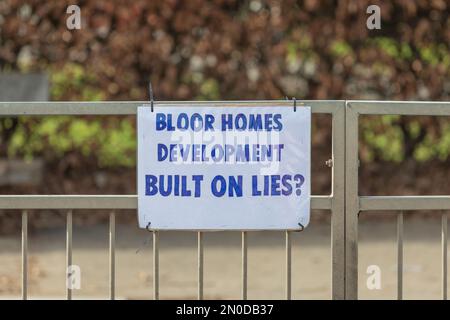 Rochford, Großbritannien. Februar 2023. Ein handgefertigtes Schild mit der Aufschrift „Bloor Homes Development Built on Lügen?“ An einem Zaun in Rochford, Essex. Die Botschaft deutet auf lokalen Widerstand gegen Wohnbaupläne hin. Demonstranten von Save Holt Farm Oak Tree protestieren, um eine 100 Jahre alte Eiche zu retten. Der Baum wird voraussichtlich bis April 2023 gefällt. Penelope Barritt/Alamy Live News Stockfoto